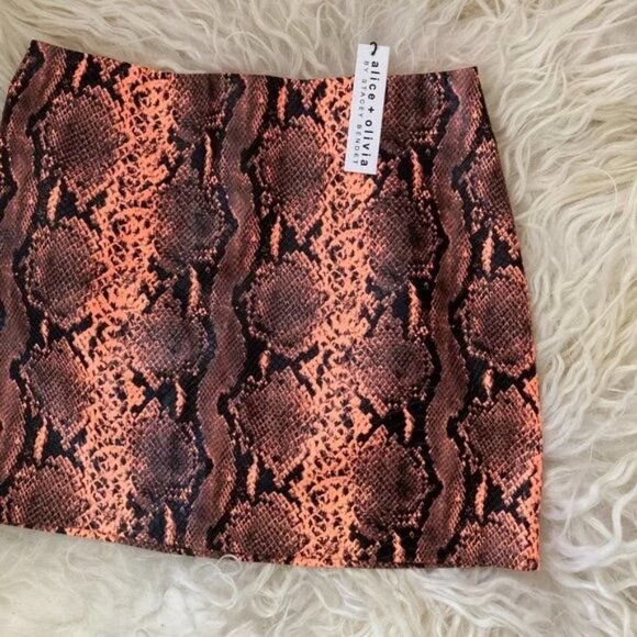 Alice + Olivia Elana Vegan Leather Skirt - Picture 7 of 11